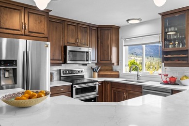 Welcome to this inviting half-duplex in a beautiful neighborhood - photo 5