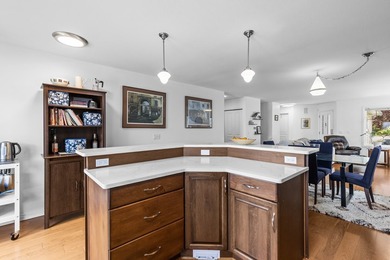 Welcome to this inviting half-duplex in a beautiful neighborhood - photo 6