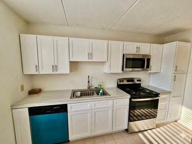 Location, lifestyle, and modern updates come together - photo 3