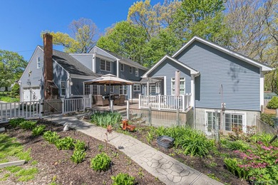 LOCATION, LOCATION, LOCATION! Nestled in highly sought-after - photo 3