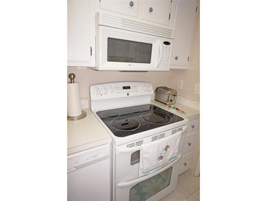 *FULLY FURNISHED* 2 Bedroom, 2 Bathroom FIRST FLOOR unit located - photo 11