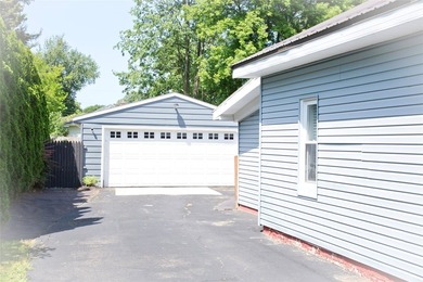 Move right into this beautifully renovated 2-bedroom, 1-bath - photo 3