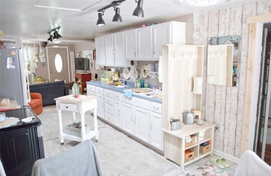 Move right into this beautifully renovated 2-bedroom, 1-bath - photo 5