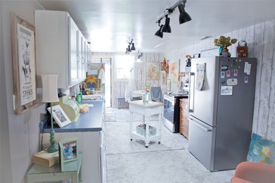 Move right into this beautifully renovated 2-bedroom, 1-bath - photo 6