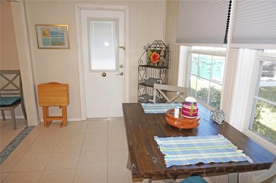 *FULLY FURNISHED* 2 Bedroom, 2 Bathroom FIRST FLOOR unit located - photo 17