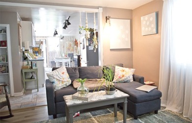 Move right into this beautifully renovated 2-bedroom, 1-bath - photo 8