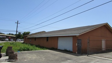 Attractive block warehouse located on a busy street. No flood - photo 15