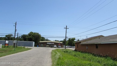Attractive block warehouse located on a busy street. No flood - photo 16