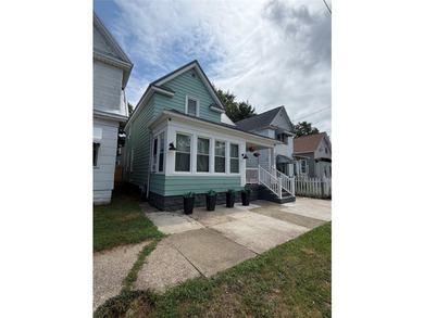 Welcome to this immaculately updated 4-bedroom, 2 full bathroom - photo 3