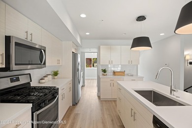 Welcome to your dream home! This fabulous 4-bedroom modern - photo 2