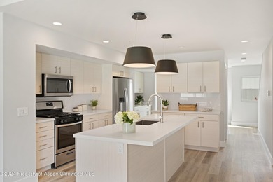 Welcome to your dream home! This fabulous 4-bedroom modern - photo 3