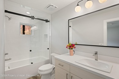 Welcome to your dream home! This fabulous 4-bedroom modern - photo 8