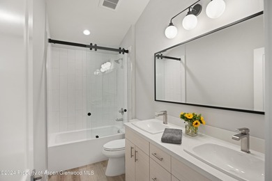 Welcome to your dream home! This fabulous 4-bedroom modern - photo 10