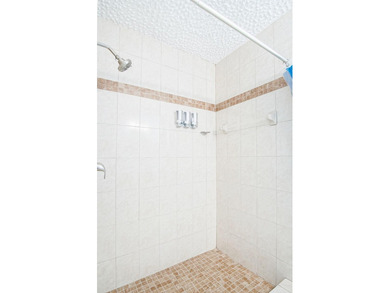 Welcome home to this spacious 4 bedroom 2 bathroom TURNKEY fully - photo 13