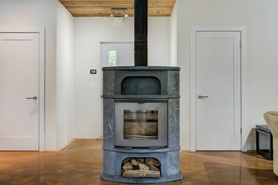 Nichee sur les rives paisibles du lac a l'Ile, cette residence - photo 19