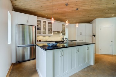 Nichee sur les rives paisibles du lac a l'Ile, cette residence - photo 21