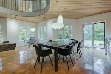 Nichee sur les rives paisibles du lac a l'Ile, cette residence - photo 22