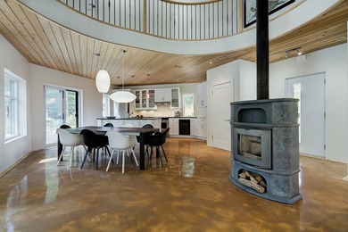 Nichee sur les rives paisibles du lac a l'Ile, cette residence - photo 23