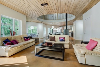 Nichee sur les rives paisibles du lac a l'Ile, cette residence - photo 24