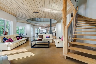 Nichee sur les rives paisibles du lac a l'Ile, cette residence - photo 25