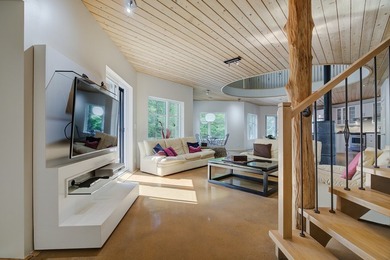Nichee sur les rives paisibles du lac a l'Ile, cette residence - photo 26