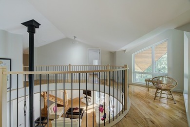 Nichee sur les rives paisibles du lac a l'Ile, cette residence - photo 27