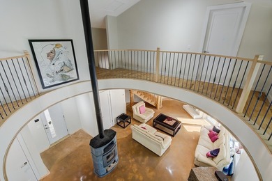 Nichee sur les rives paisibles du lac a l'Ile, cette residence - photo 28