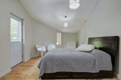 Nichee sur les rives paisibles du lac a l'Ile, cette residence - photo 29