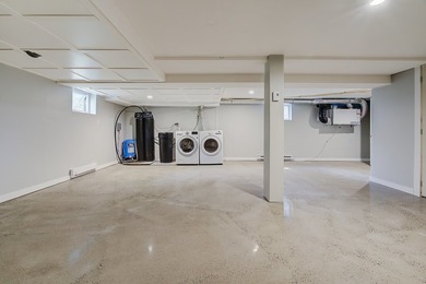 Nichee sur les rives paisibles du lac a l'Ile, cette residence - photo 35