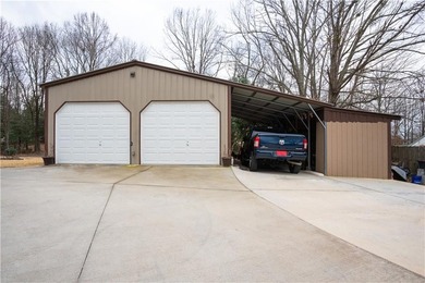 This lakefront property on Lake Hartwell truly embodies the - photo 4