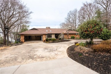 This lakefront property on Lake Hartwell truly embodies the - photo 5