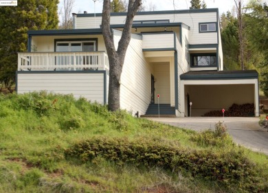 Prime location just 800 ft to Lake Lodge Marina! *Sausalito - Lake Home For Sale in Groveland, California