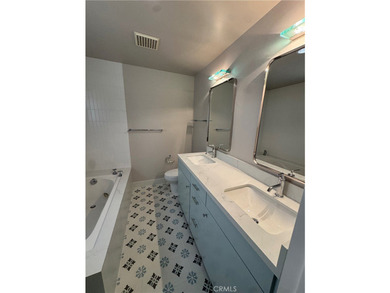 3 Bedroom, 2.5 Bath House + Detached 1 Bedroom, 1 Bathroom - photo 25