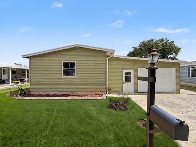 Beautiful 2BR/2BA home located in a highly desirable - photo 2
