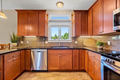 Immaculately maintained 4-bedroom, 5 1/2-bath contemporary home - photo 11