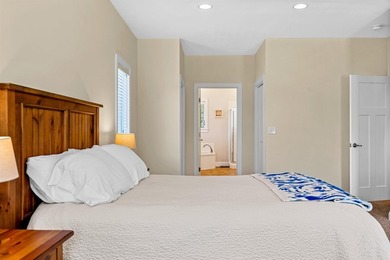 Immaculately maintained 4-bedroom, 5 1/2-bath contemporary home - photo 13