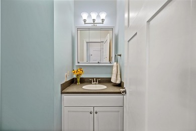 Immaculately maintained 4-bedroom, 5 1/2-bath contemporary home - photo 21