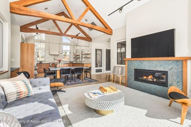 Exquisite Contemporary Home on the 5th Gold Tee Box of the - photo 5