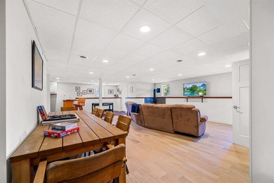 Immaculately maintained 4-bedroom, 5 1/2-bath contemporary home - photo 32