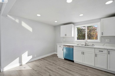 Charming fully remodeled Cottage on a multi unit lot in the - photo 11