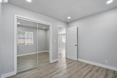 Charming fully remodeled Cottage on a multi unit lot in the - photo 15