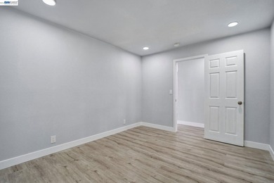 Charming fully remodeled Cottage on a multi unit lot in the - photo 17