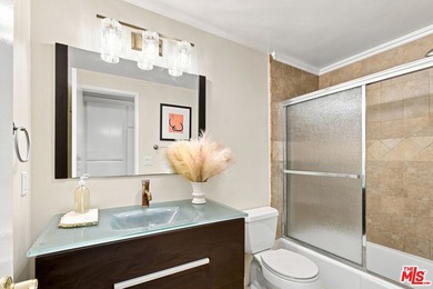 Lovely rear facing condo located in prime location, minutes to - photo 18
