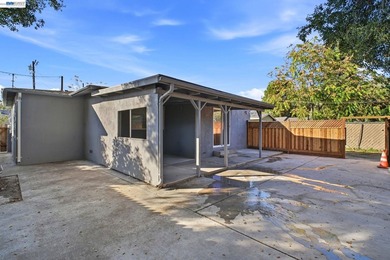 Charming fully remodeled Cottage on a multi unit lot in the - photo 24