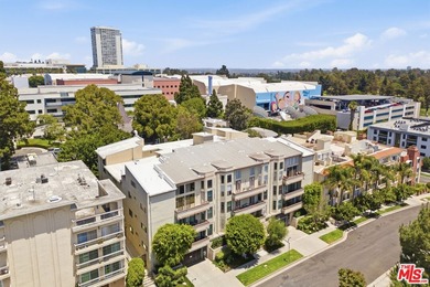 Lovely rear facing condo located in prime location, minutes to - photo 24