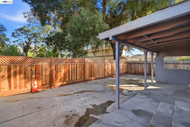 Charming fully remodeled Cottage on a multi unit lot in the - photo 25