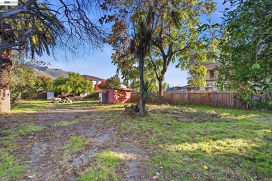 Charming fully remodeled Cottage on a multi unit lot in the - photo 26
