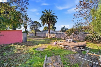 Charming fully remodeled Cottage on a multi unit lot in the - photo 27