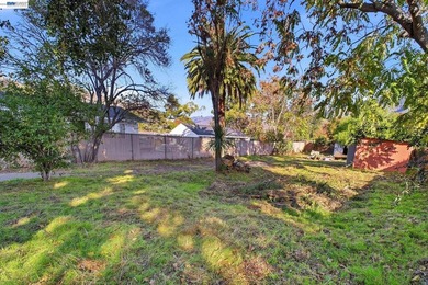 Charming fully remodeled Cottage on a multi unit lot in the - photo 28