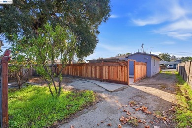 Charming fully remodeled Cottage on a multi unit lot in the - photo 30